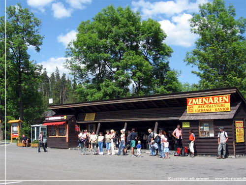 Slovakiet. Den travle busstation i Tatranska Lomnica