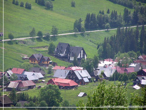 Slovakiet. Udsnit af landsbyen Zdiar med Pension Janocik bagest