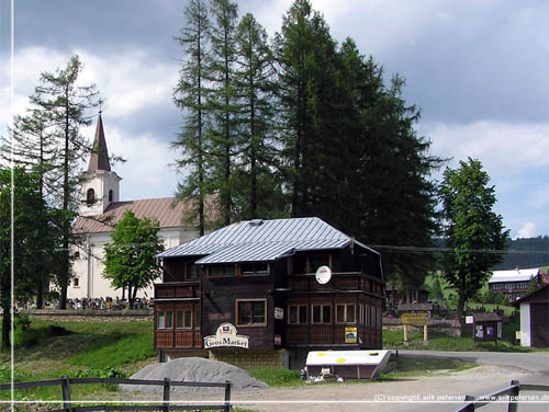 Slovakiet. Zdiar centrum med kirken og en Potraviny, en slags kbmand