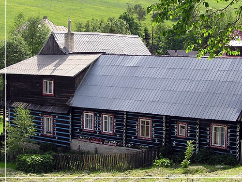 Slovakiet. I Zdiar er mange huse, dekorerede med malede trudskringer