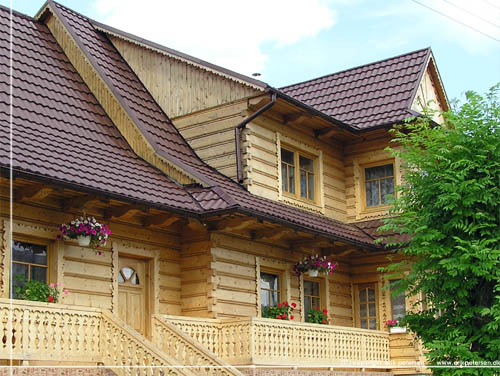 Slovakiet. Zdiar. Nybygget hus holdt i gammel stil med udskringer