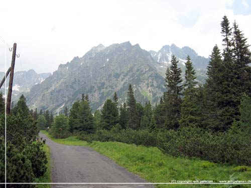 Slovakiet. En let og ubesvret vandring p asfaltvej fra stationen i Popradske pleso