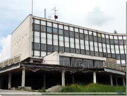 Slovakiet. En af flere bygninger i frit forfald [Klik for et strre billede]
