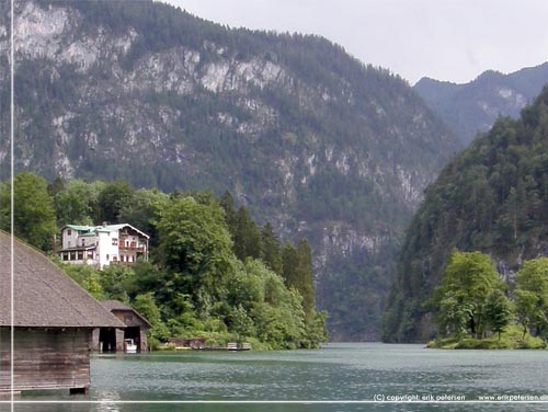 Tyskland. Berchtesgadenland. Knigssee med den gasthof og caf i det hvide hus, som omtales