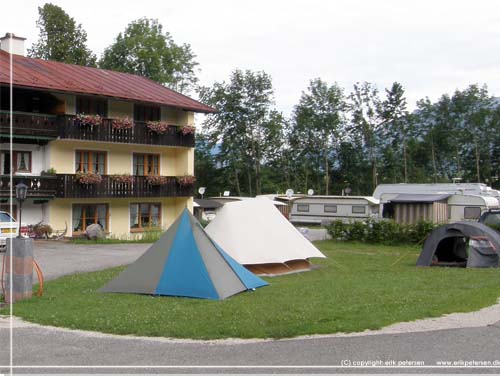 Tyskland. Berchtesgadenland. Camping Mhlleiten. Teltpladsen med gstehuset i baggrunden