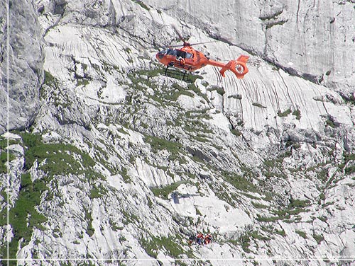 Tyskland. Berchtesgadenland. Redningshelikopter p arbejde ved Mitterkaser