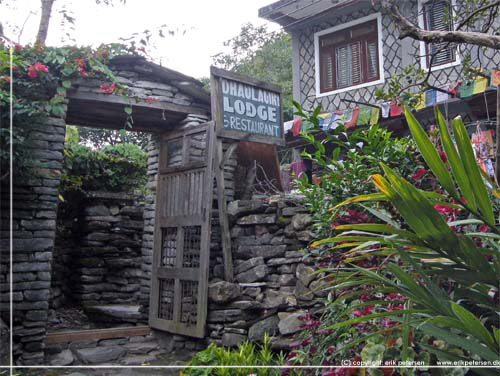 Nepal. Indgangen til Dhaulagiri Lodge i Tatopani set fra grdhaven [copyright: Erik Petersen]