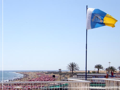 Flaget og udsigt mod las Dunas de Maspalomas