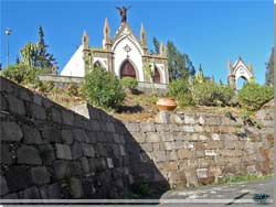 Gran Canaria.Vejen runder neden for en kirkegrd [Klik for strre foto]