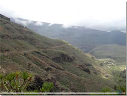 Gran Canaria. Fra den ene side af klften kunne man nu se stien p den anden