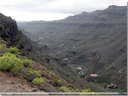 Gran Canaria. Canaria. Landevejen der snor sig i bunden af Barranco de la Data, sammen med Canal de Ayagaures [Klik for strre foto]