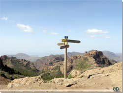 Gran Canaria. Endnu en sti fører ned til La Culata. Den runder nedenom Roque Nublo og møder stien til Tejeda