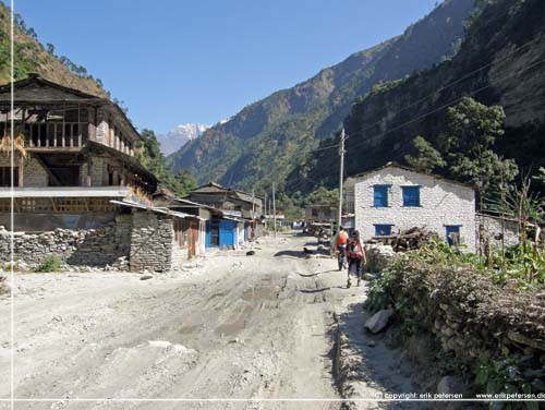 Nepal. Vi er net til Tiplyang og omkring halvvejs til Tatopani [copyright: Erik Petersen]
