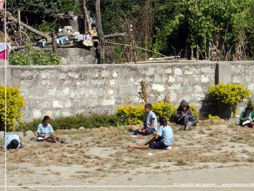 Nepal. Ved siden af lodgen ligger en strre skole og undervisningen foregik bde ude og inde [copyright: Erik Petersen]