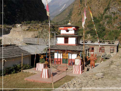 Nepal. Vi nrmer os Tatopani. Bilbroen ses bag templet [copyright: Erik Petersen]