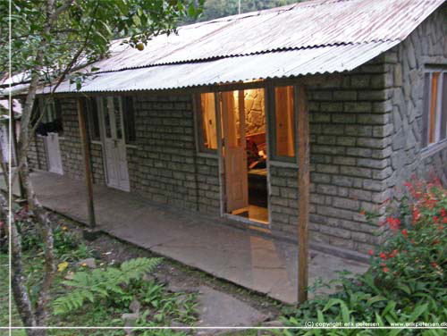 Nepal. Tatopani. Dhaulagiri Lodge. Hytten i haven [copyright: Erik Petersen]