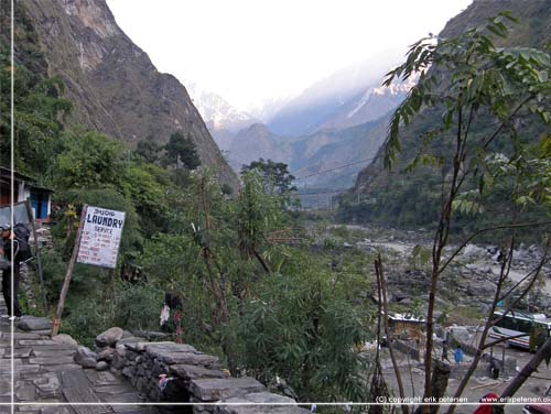 Nepal. P vej ud af Tatopani tidlig morgen [copyright: Erik Petersen]