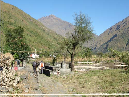 Nepal. Der er flere strk, hvor vi benytter den oprindelige vej eller sti [copyright: Erik Petersen]