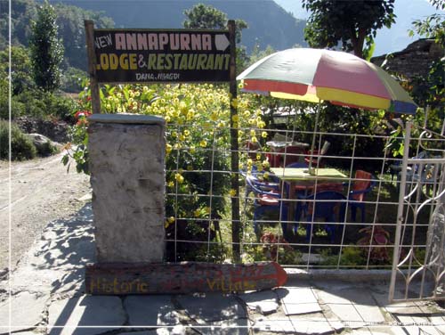Nepal. New Annapurna Lodge & Restaurant i Dana, som viste sig at byde p den bedste kop kaffe siden Danmark [copyright: Erik Petersen]