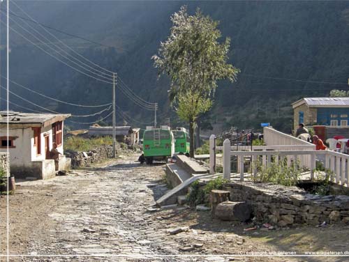 Nepal. P vej gennem Ghasa til vores lodge [copyright: Erik Petersen]