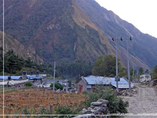 Nepal. Efter pakning og morgenmad var vi p vej ud af Ghasa [copyright: Erik Petersen]