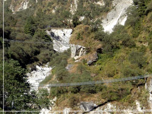 Nepal. Imponerende lange hngebroer over Gandaki klften [copyright: Erik Petersen]