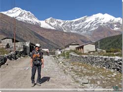 Nepal. P vej ind i Lete/Kalopani. Dhaulagiri med isfaldet og til hjre Tukuche Peak i baggrunden. [Klik for et strre billede]