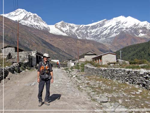 Nepal. Webmaster Erik Petersen p vejen ind til Lete/Kalopani [copyright: Erik Petersen]