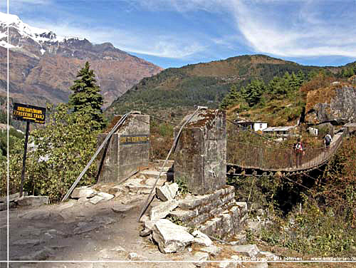 Nepal. Way to Kokhethanti - Trekking trail. Vi krydser igen over klften p en hngebro [copyright: Erik Petersen]