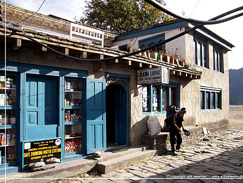 Nepal. Efter tiltrngte forfriskninger p 'Larjung Lodge & Roof Top Restaurant' fortstter vi gennem Larjung og Kobang [copyright: Erik Petersen]