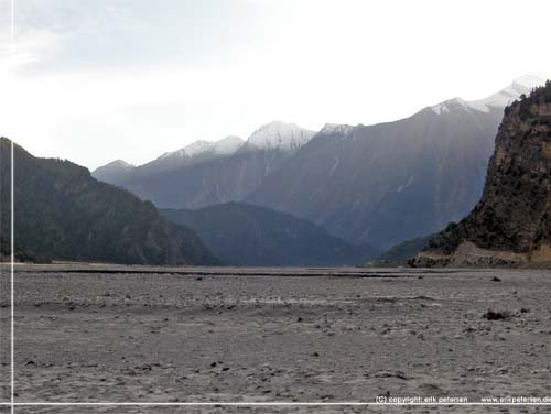 Nepal. Her er det, planlægningen drejer sig om. Den enorme Kali Gandaki kløft og de store kæmper. Her de 3 hvide Nilgiri toppe Nepal. Her er det, planlægningen drejer sig om. Den enorme Kali Gandaki kløft og de store kæmper. Her de 3 hvide Nilgiri toppe