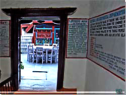 Nepal. Den udsmykkede portal ind til Tukuche Guest House [Klik for et strre billede]
