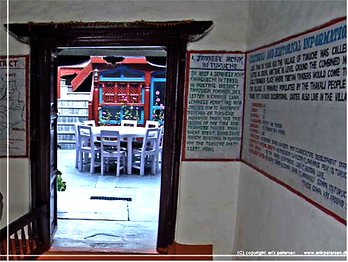 Nepal. Den informations udsmykkede indgangsportal til Tukuche Guest House [copyright: Erik Petersen]