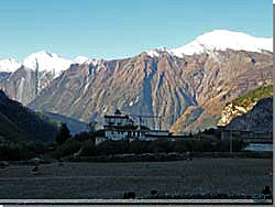 Nepal. Tukuche. Morgenen afslrede at nattens diskolys var fra et buddhistisk tempel [Klik for et strre billede]