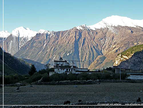 Nepal. Tukuche. Morgenen afslrede at nattens diskolys var fra et tempel [copyright: Erik Petersen]