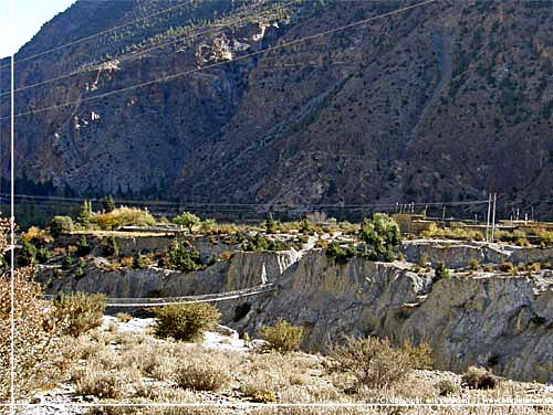 Nepal. Kali Gandaki isolerer det lille samfund p den anden side af klften [copyright: Erik Petersen]