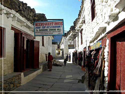 Nepal. Indenfor byporten er Marpha faktisk indtagende [copyright: Erik Petersen]