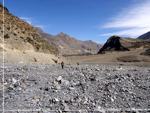 Nepal. Forude ligger det golde landskab gennemskret af Gandaki floden [copyright: Erik Petersen]