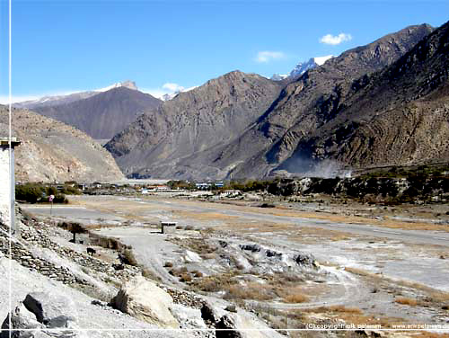 Nepal. S nrmer vi os Jomsom - og lufthavnen. Vi kan se start- og landingsbanen, som ligger p det bne flade areal til hjre mellem floden og byen [copyright: Erik Petersen]