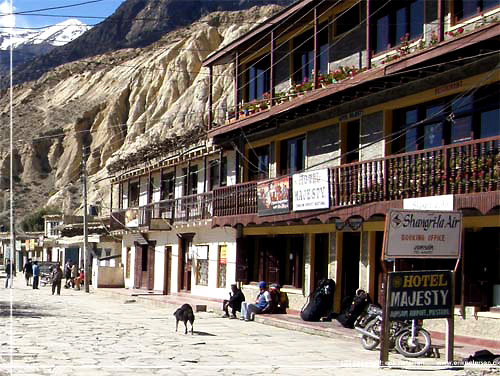 Nepal. Et lille udsnit af hovedgaden i Jomsom der er lang og bred, med butikker, restauranter og lodges p begge sider af gaden [copyright: Erik Petersen]
