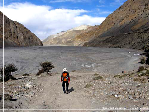 Nepal. Forude ligger det, som efterhnden synes uendeligt, golde, stenede Kali Gandaki flodleje [copyright: Erik Petersen]