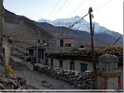 Nepal. Annapurna Lodge i Kagbeni, set fra nord, med Nilgiri i baggrunden [Klik for et strre billede]