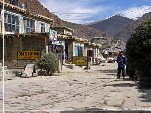 Nepal. Tilbage p hovedgaden i Jomsom. Vi styrer mod Himalayan Inn, hvor vi skal spise frokost [copyright: Erik Petersen]