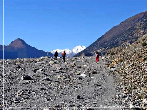 Nepal. Luften er krystal klar, tr og klig, Gandaki klften stenet og gold [copyright: Erik Petersen]