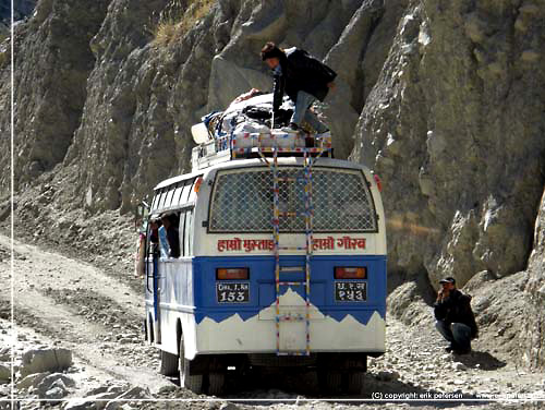 Nepal. Da stvet lgger sig kan vi se, at bussen holder stille et stykke fremme [copyright: Erik Petersen]