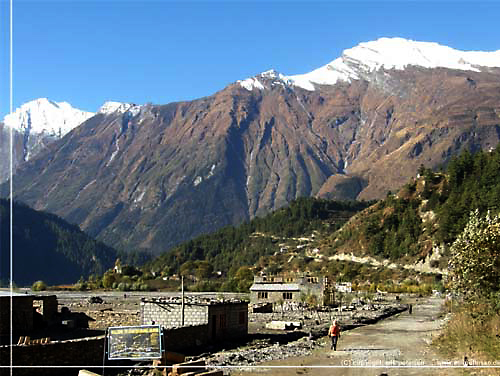 Nepal. Vi nr frem til de frste huse i de 3 sammenvoksede byer, der nordfra er Khanti, Kobang og Larjung [copyright: Erik Petersen]