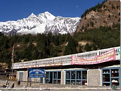 Nepal. Hotel Cheer Pheasant Valley i Khanti. Imponerende kulisse [Klik for et strre billede]