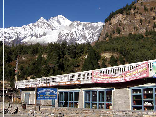 Nepal. Hotel Cheer Pheasant Valley i Khanti med imponerende Dhaulagiri i baggrunden [copyright: Erik Petersen]