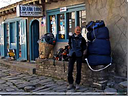 Nepal. Webmaster Erik Petersen og rygsk udenfor Larjung Lodge [Klik for et strre billede]