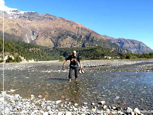 Nepal. Vi m af med stvler og sokker, smge bukserne op og vade ud i det kolde Kali Gandaki vand  [copyright: Erik Petersen]